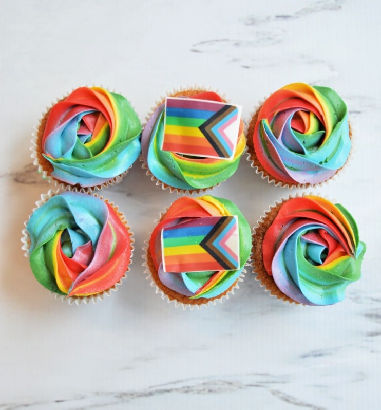 regenboog-kleuren-cupcakes